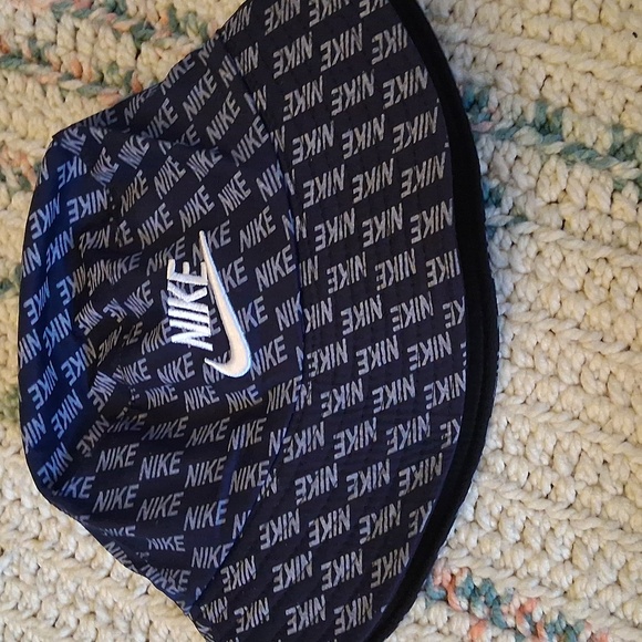 Nike Black Reversable  Bucket Hat Classic Curved Brim - Picture 3 of 4